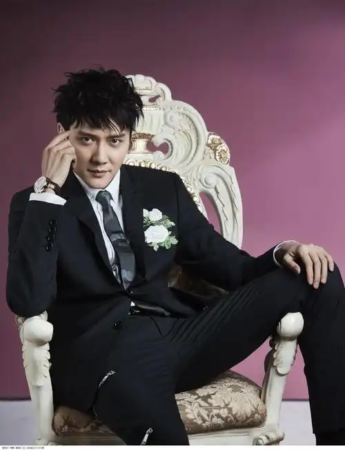 冯绍峰从小家庭优渥,父亲有数十亿资产.