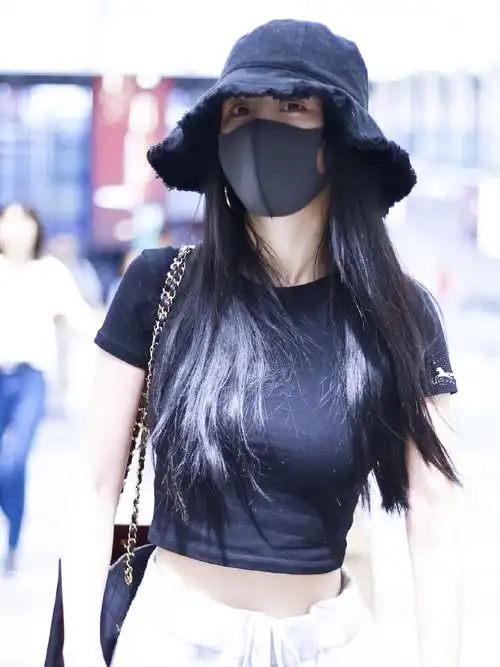 杨幂离婚后越来越性感穿露脐装走机场美得认不出