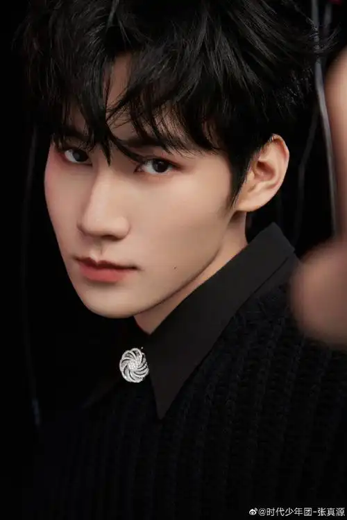 张真源黑色毛衣造型##张真源黑色毛衣大片