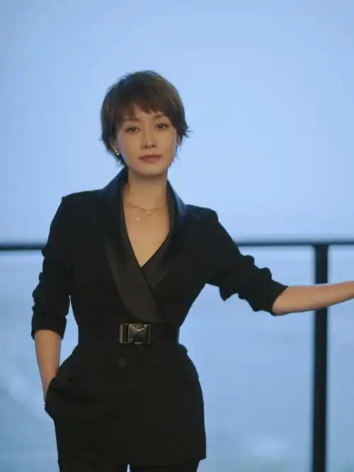 42岁马伊琍换新发色好洋气,一身宝蓝丝绒西装真高级,美得很优雅