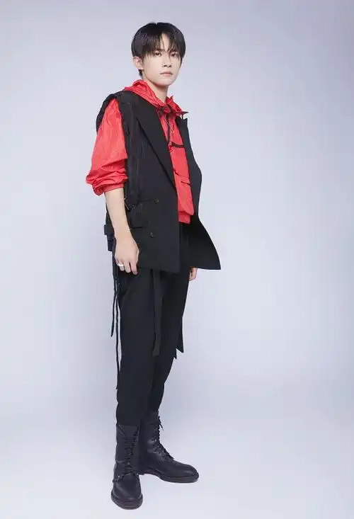 易烊千玺再次上线身穿红色冲锋衣舞种融合战正式打响