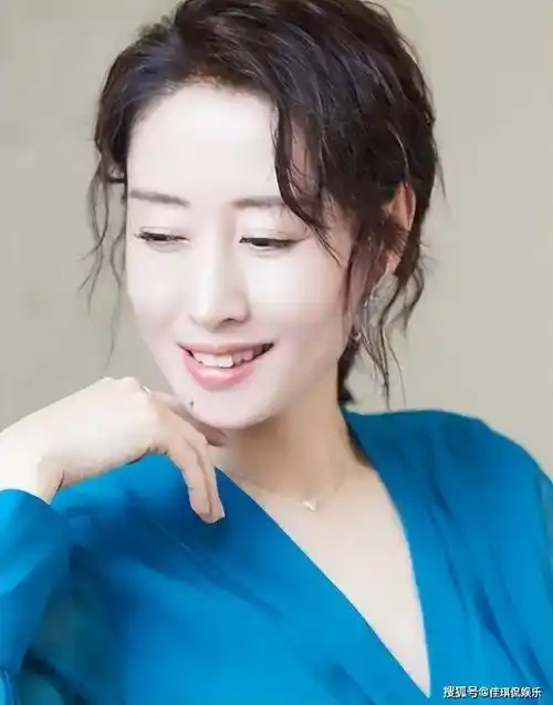 刘敏涛太酷了,穿素衣剃光头上节目,完全不在乎他人眼光_造型_母亲