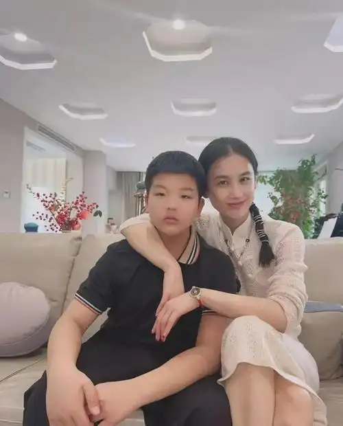 黄圣依元宵晒照拒绝内耗婚姻被质疑也开心当妈一碗水端平