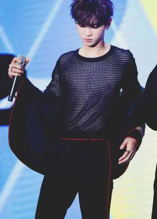 justin黄明昊舞台穿渔网衣露亮点,粉丝:快把外套穿好!