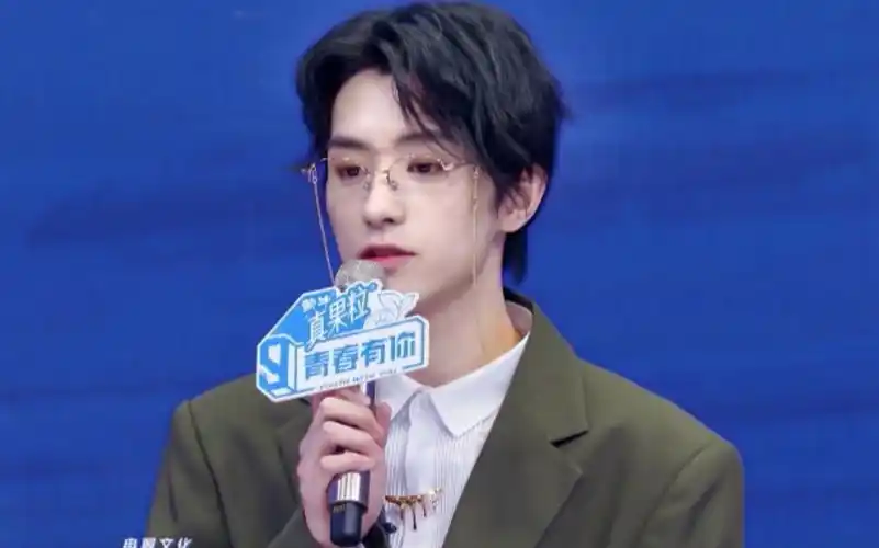 【邓孝慈】谁能不爱金边眼镜的清冷大美人?