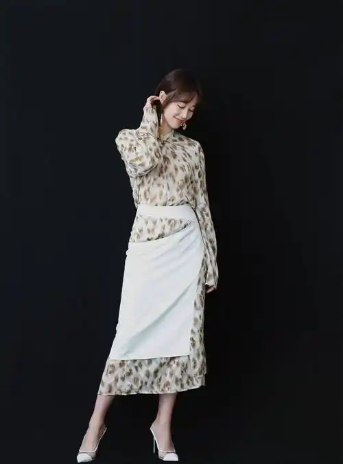 39码的大脚蓝盈莹,30岁的年龄这样穿高跟,时尚气质爆棚_姐姐_尖头