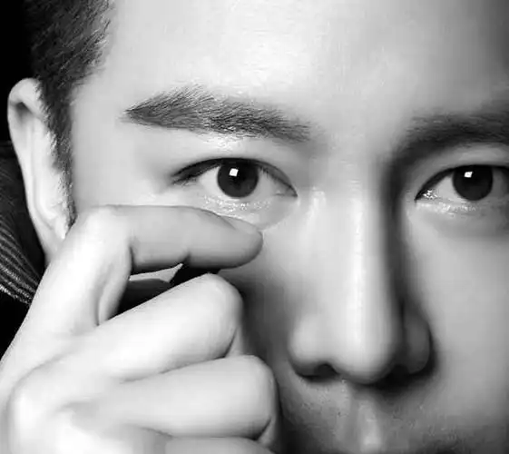 开始发光发热,成为一代人所崇拜的偶像,那时候的温兆伦就是其中一位