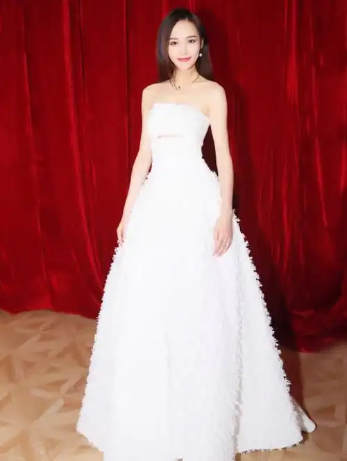 唐嫣的婚纱真美,皮包骨也能穿出人鱼身材,难怪被罗晋pick!