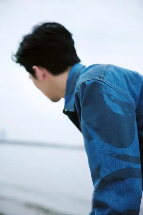 许魏洲的牛仔套装的穿搭还是很休闲的,更有阳光的潮男气质