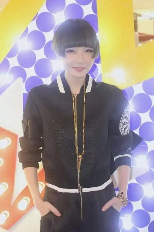 高晓松前妻身材纤细,气质短发配一身黑,和年轻女孩魅力没差距