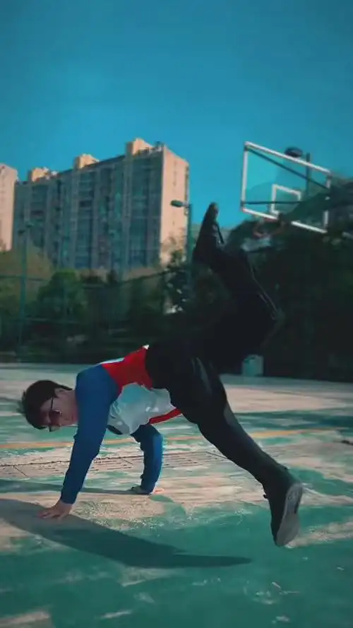 锦州街头街拍街舞男孩