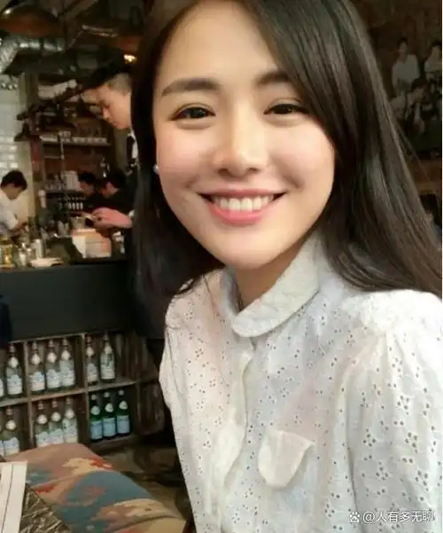 早期的马思纯更是如同青春文学小说中走出的校花女主,笑容明媚,眼神