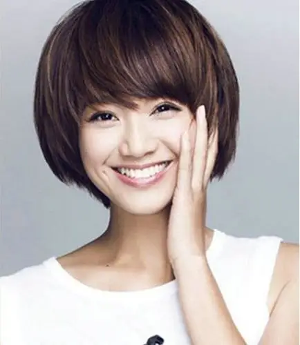 朱丹晒出新发型:飘逸的长发不见了,变成了时尚短发,知性帅气