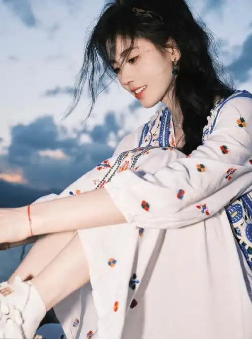 鞠婧祎晒随拍美照扎麻花辫元气满满