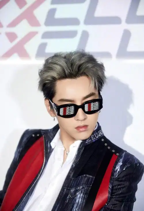 吴亦凡[超话]#今晚沸腾之夜,梳起酷帅银发,材质拼接牛仔装,黑超