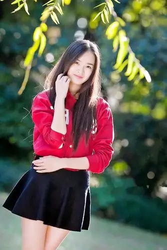 阳光下一个绽放出美丽青春的红衣姑娘