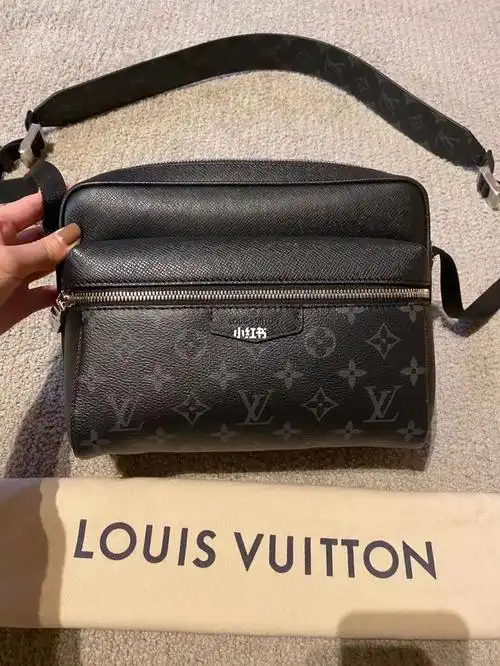 lv男士黑老花邮差包ourdoor