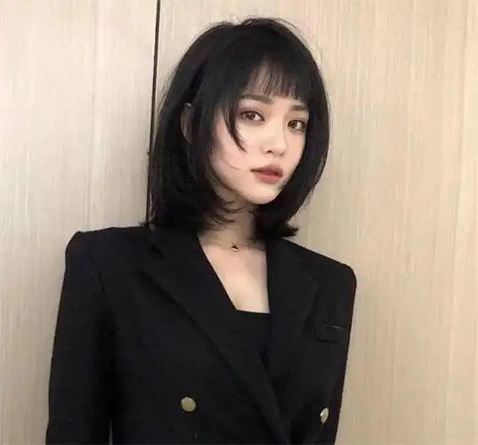 的发型,那么这种中分的刘海就相当适合了,搭配上一头自然的黑色发色
