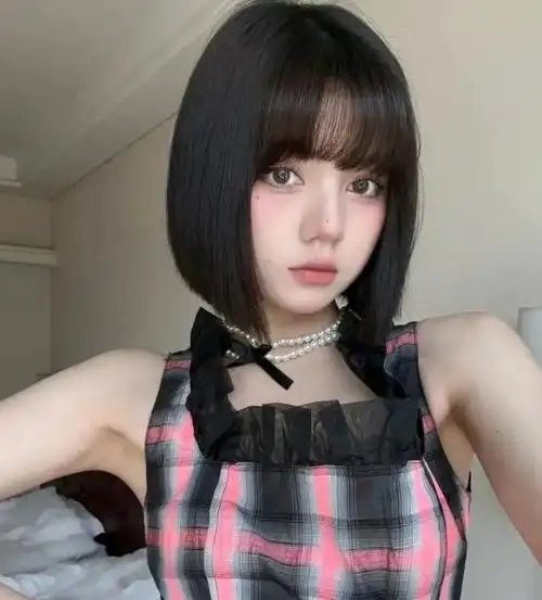 小脸型的女生剪个一刀切的短发,好看显嫩又个性,简单的发型看起来很不