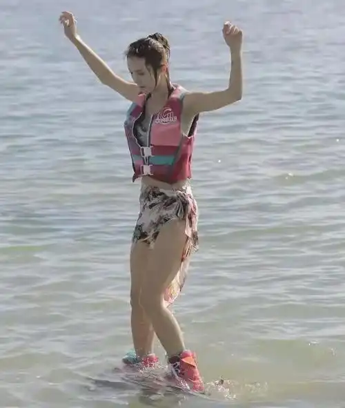 金晨玩水旧照被翻出穿挂脖泳衣不怕显身材笑容满脸略显开心