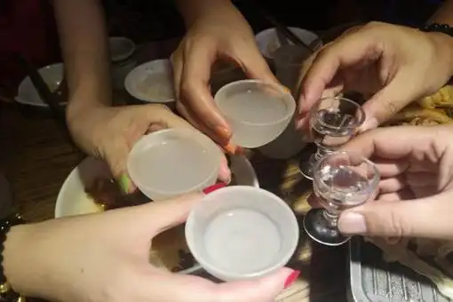 一男子带朋友去饭店喝酒吃饭核对小票时竟发现有增值服务费