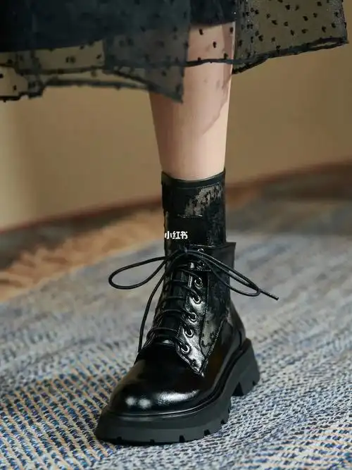 穿上真的不要太舒服,不捂脚,完美滴解决了夏天想穿靴子又怕热的尴尬