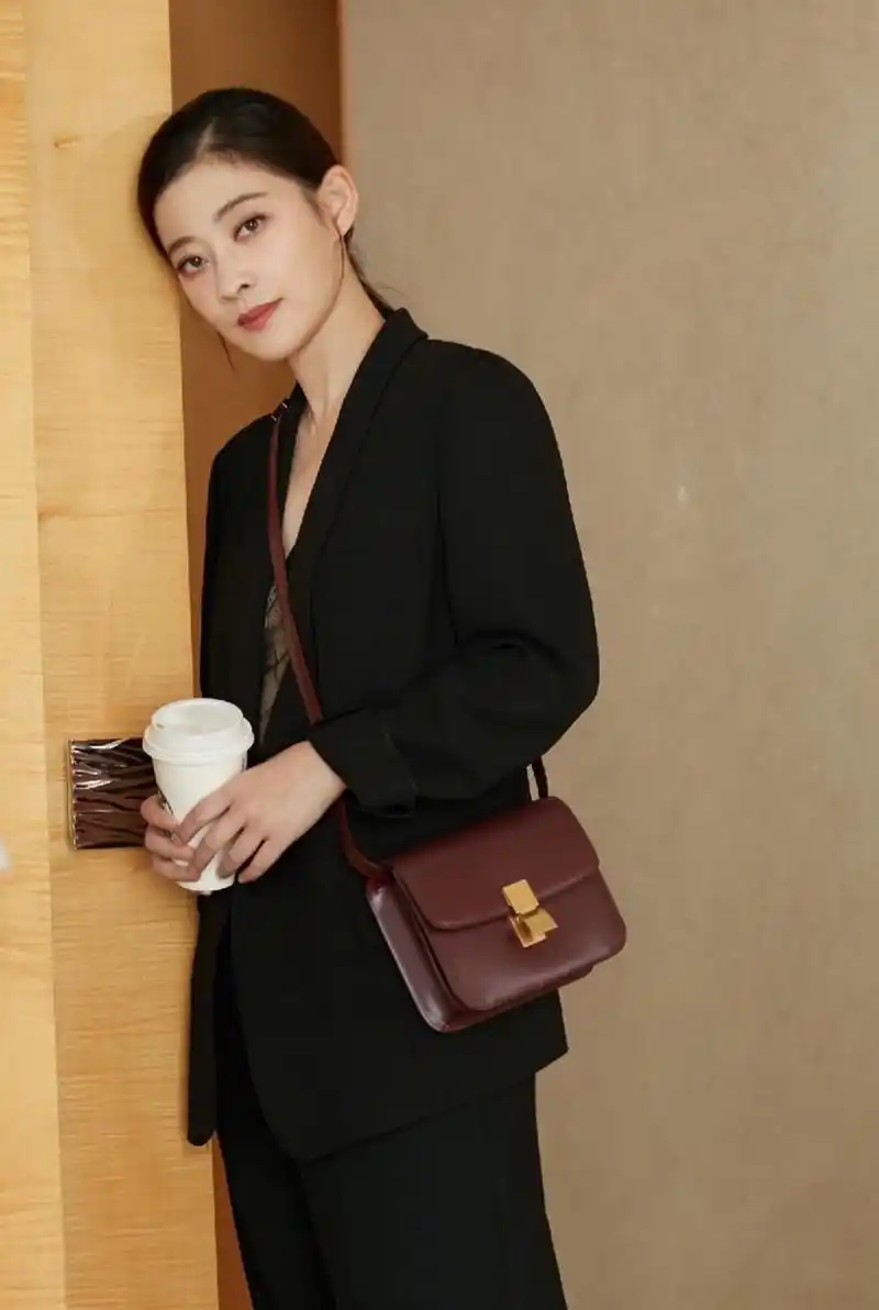 原创梅婷又在扮嫩身穿裸粉色大衣温柔优雅45岁也一点不违和