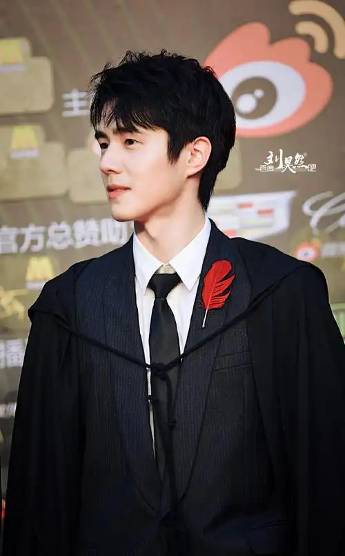 刘昊然超话#刘昊然跳起来帮小妹妹贴签名牌#「2021#微博电影之夜