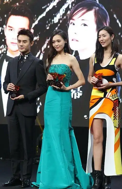 唐嫣的身高172就算和刘雯同台都不输两人的搭配都超有范