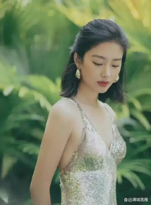 比刘亦菲性感!30岁杨采钰,饱满有料妩媚动人!