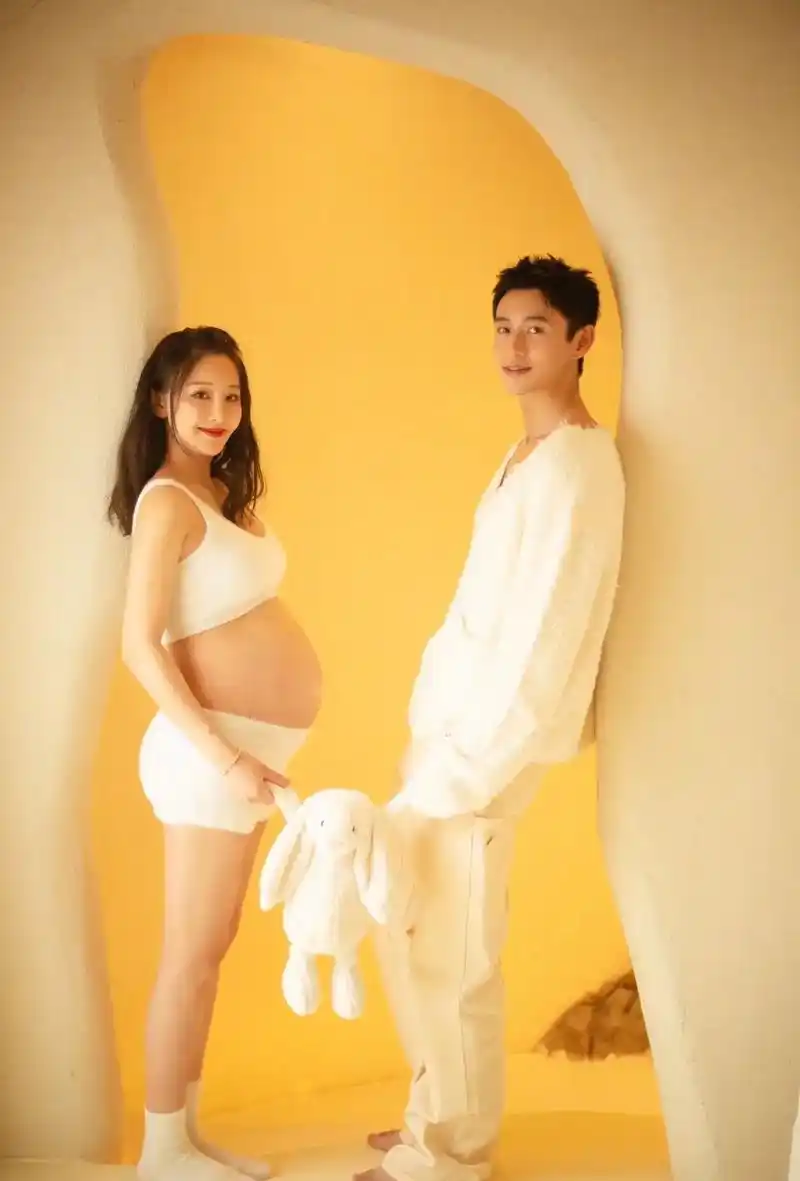 魏晨在社交平台发文宣布当爸,公开妻子孕肚照,并公开宝宝小脚丫