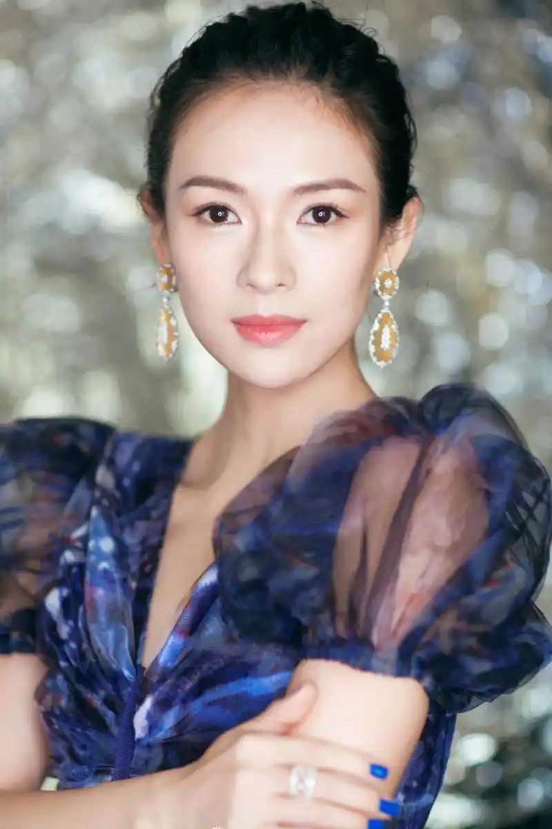 章子怡海洋色连衣裙优雅气质写真图片