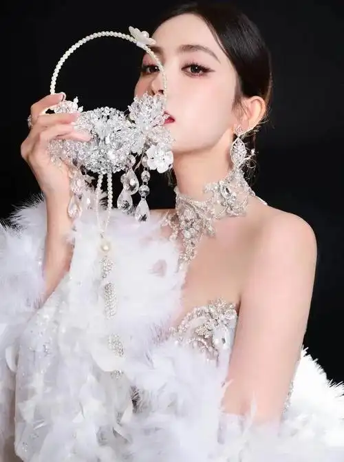 古力娜扎穿着一件性感的晚礼服出现在《vogue》时装盛典上,引发了极大