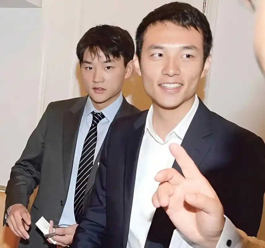 37岁霍启中罕露面,二房成员现身紧挨霍震霆