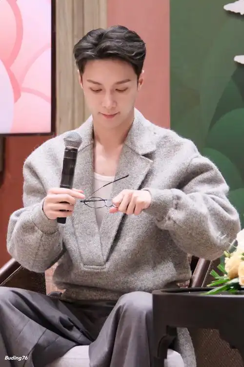 一组戴眼镜请把眼镜焊在脸上@张艺兴(视频等合适的时候再发吧)230824