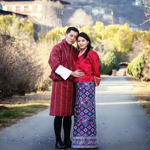 不丹王后佩玛的七彩服饰,冷艳中演绎高雅气质