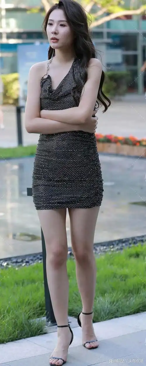 亮片挂脖连衣短裙搭配高跟鞋,身姿高挑修长,穿出女性魅力!