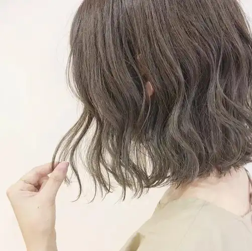 中发"发尾烫"中分得露额头也很爆火,轻盈空气感的卷发搭配染发更显