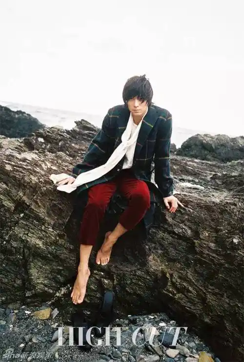 姜栋元深秋海边拍写真 赤脚洒脱气质神秘