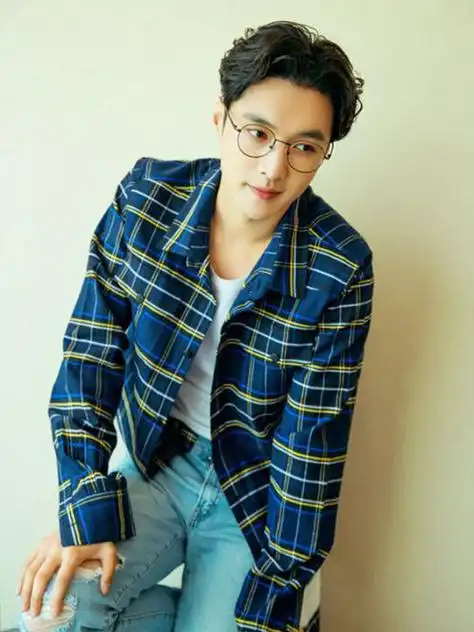 张艺兴露额中分短发卷发男士发型图片