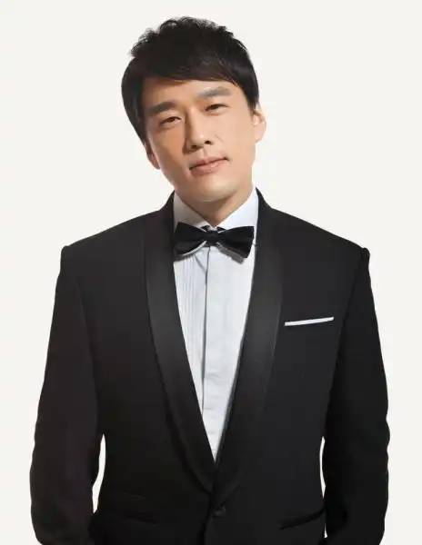 小眼睛微微笑,也让人觉得很亲和啊～不过并不是正太的阳光范,就是舒适