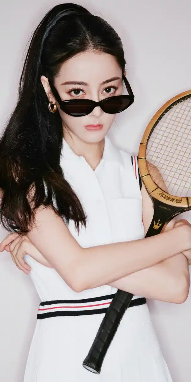 迪丽热巴纯白色运动套装穿搭造型,满满元气值,甜美可人