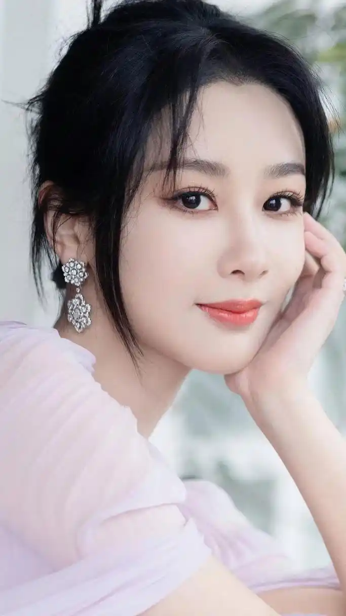 因此,缺憾才是最普遍的存在.#明星# #杨紫# #人生感悟