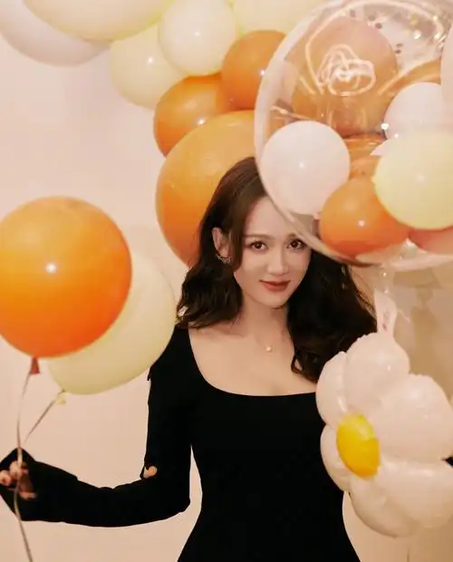 陈乔恩黑色连衣裙甜美笑容写真,清新淡雅,俏丽动人!__财经头条