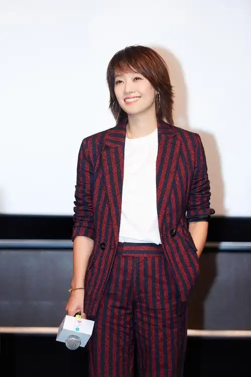 马伊琍瘦了,穿西服套装内搭小白衫衣品好,但头发不染不剪显邋遢