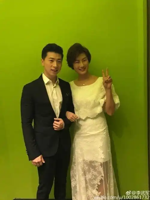 体坛风云人物颁奖,马龙挽丁宁似情侣傅园慧太劲爆