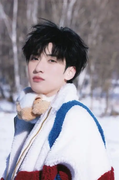 极限挑战#  【冬日团pb扫图】  小熊暖洋洋  @时代少年团-严浩翔