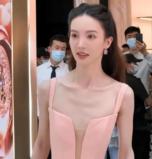 从她晒出的照片中可以明显看出,金晨身材娇小纤细,竟然拥有一副令人