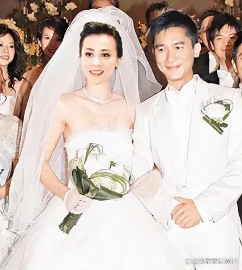 在某片电影拍摄基地里,明亮的聚光灯下,梁朝伟和刘嘉玲相遇了.