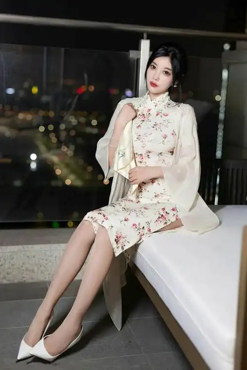 夜幕下的美丽倩影, 旗袍花纹闪艳彩.